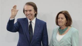Raphael y su esposa, Natalia Figueroa, en un evento en Madrid. (Foto: Gtres)