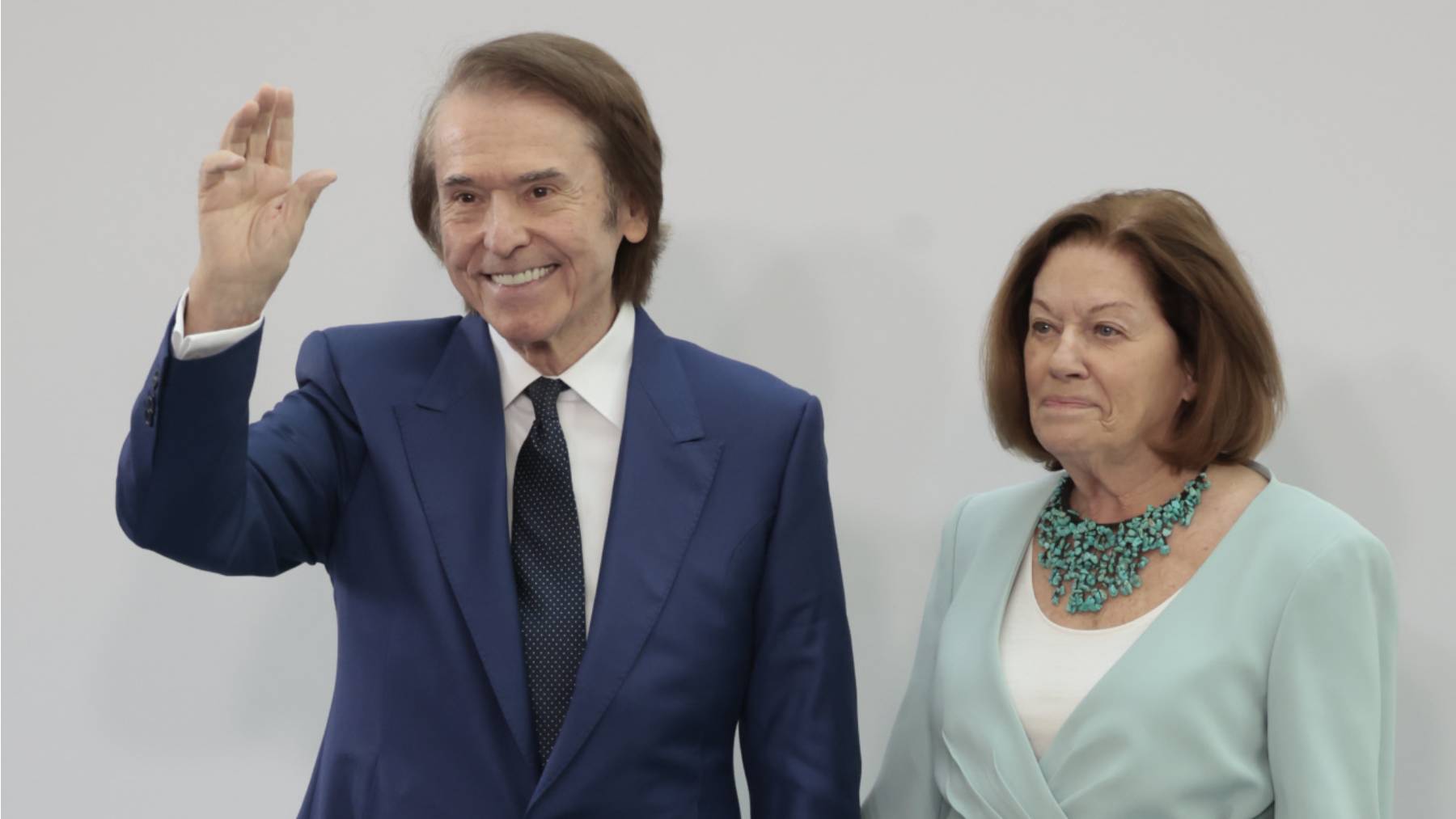 Raphael reaparece y anuncia su regreso a los escenarios tras su diagnóstico de linfoma cerebral