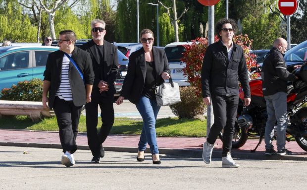 Familiares y amigos en el último adiós a la madre de Lydia Lozano. (Foto: Gtres)