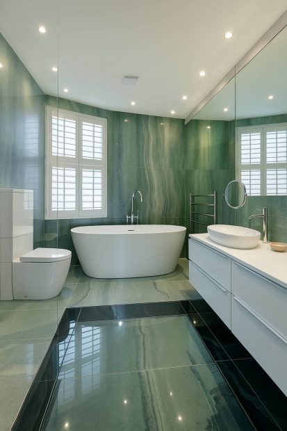 El baño moderno con mármol verde