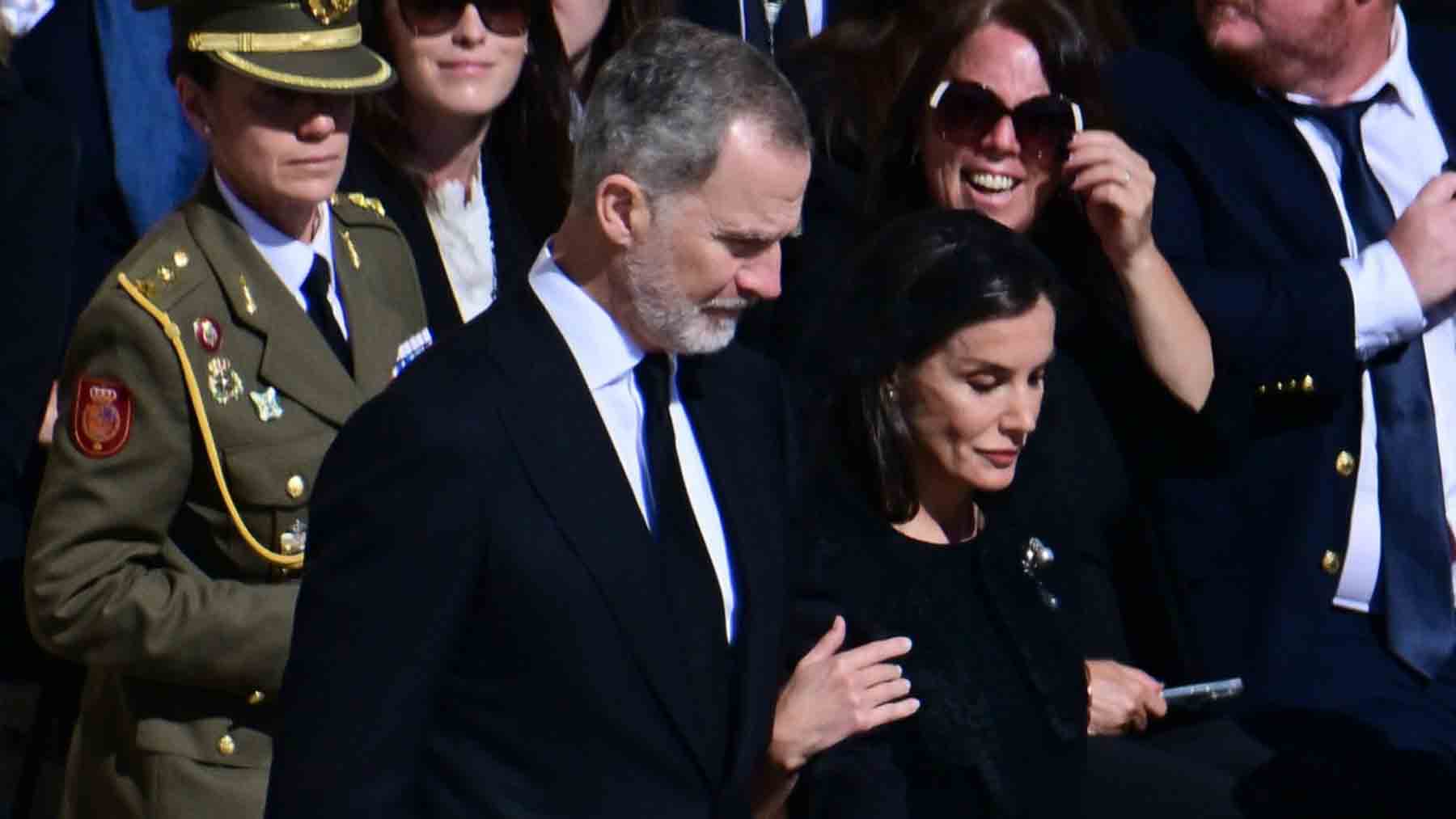De negro, con mantilla y una joya de pasar: la Reina Letizia en el funeral del Papa Francisco