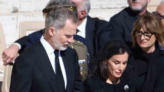 Los Reyes en el funeral del Papa Francisco. (Foto: Gtres)