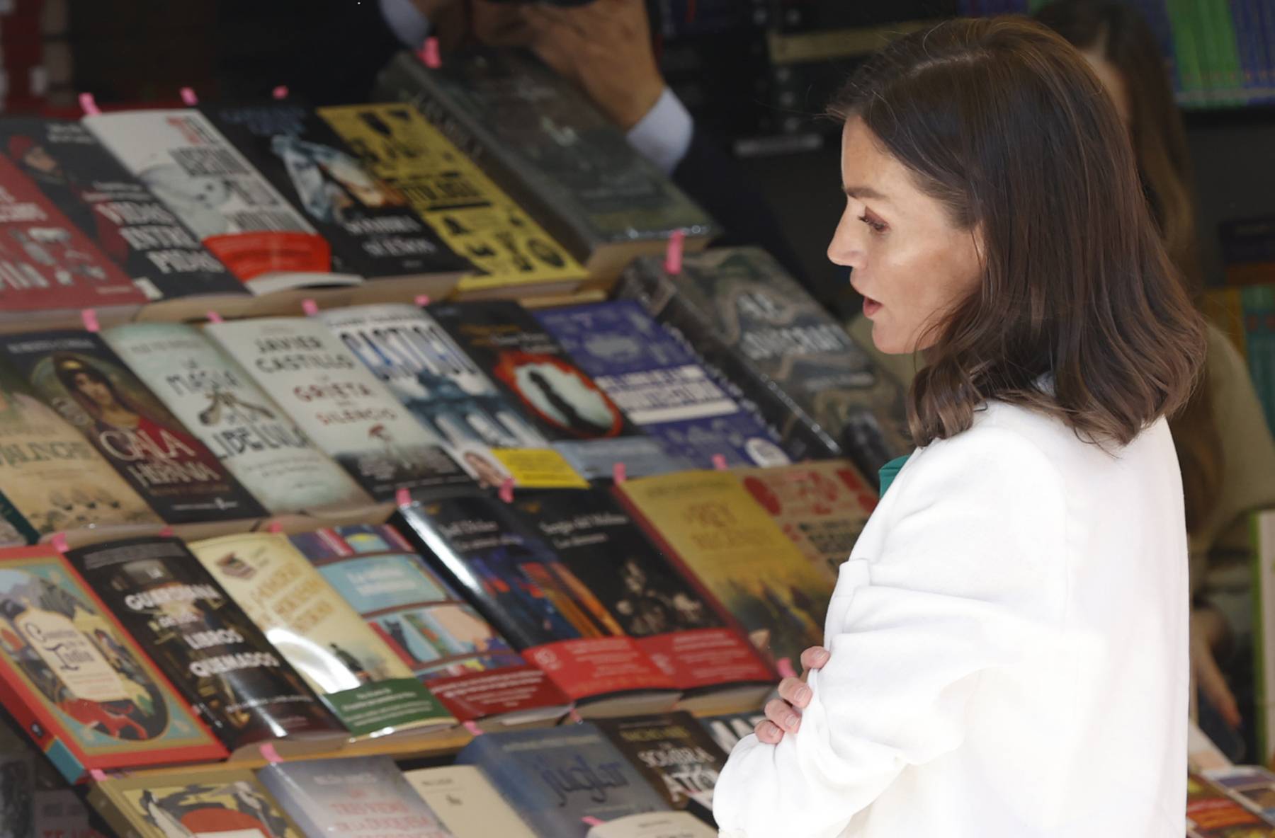 La Reina Letizia en la Feria del Libro de Madrid. (Foto: Gtres)