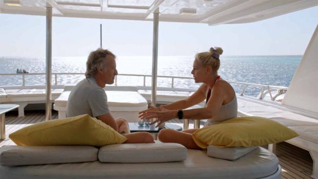 Belén Rueda en una conversación en el barco con Jesús Calleja. (Foto: Cuatro)