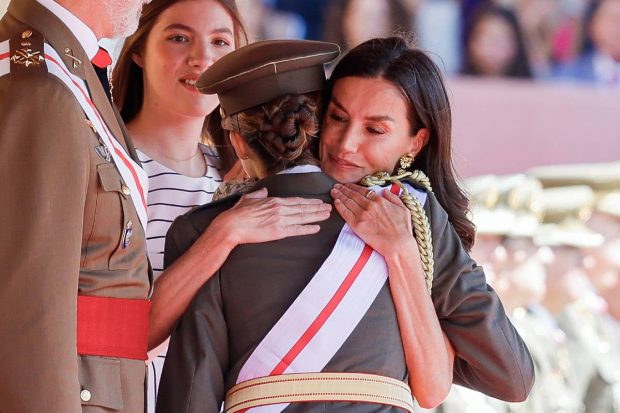 Leonor y doña Letizia se funden en un abrazo. (Foto: Gtres)
