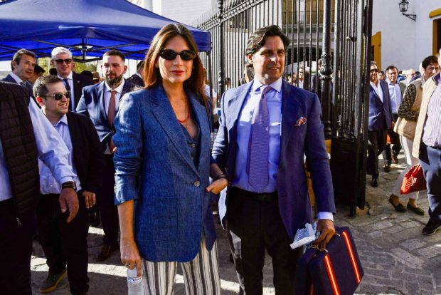 Lourdes Montes y Fran Rivera en La Maestranza de Sevilla. (Foto: Gtres)