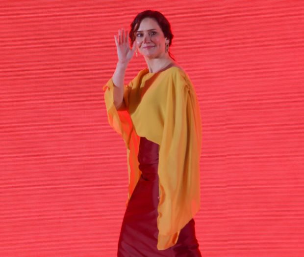 El look de Isabel Díaz Ayuso para el 2 de mayo es de la marca By Defiris. (Foto: Gtres)