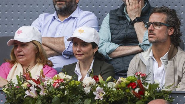 Isabel Díaz Ayuso viendo el tenis. (Foto: Gtres)