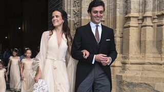 Los novios a la salida de la ceremonia. (Foto: Gtres)