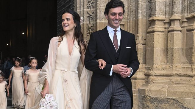 Los novios a la salida de la ceremonia. (Foto: Gtres)
