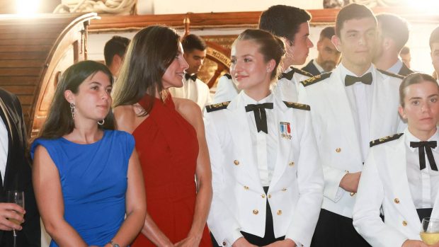 La princesa Leonor y la Reina Letizia a bordo de Elcano. (Foto: Gtres)