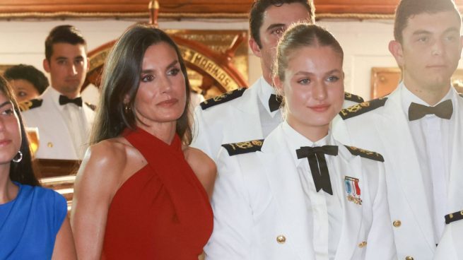 La princesa Leonor y la Reina Letizia a bordo de Elcano. (Foto: Gtres)