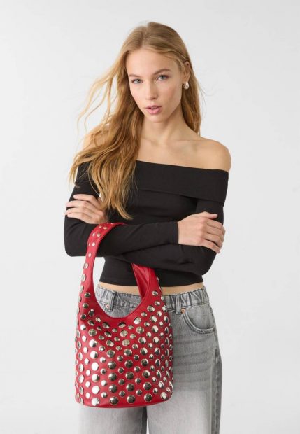 El bolso de Stradivarius con tachuelas en color rojo.