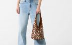 El bolso de tachas de Stradivarius.
