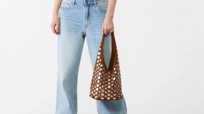 El bolso de tachas de Stradivarius.