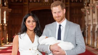 Harry de Inglaterra y Meghan Markle junto a su hijo Archie. (FOTO: GTRES)