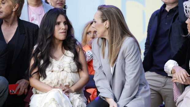 Isa Pantoja y Rocío Carrasco en el desfile de 'La familia de la tele'. (Foto: Gtres)