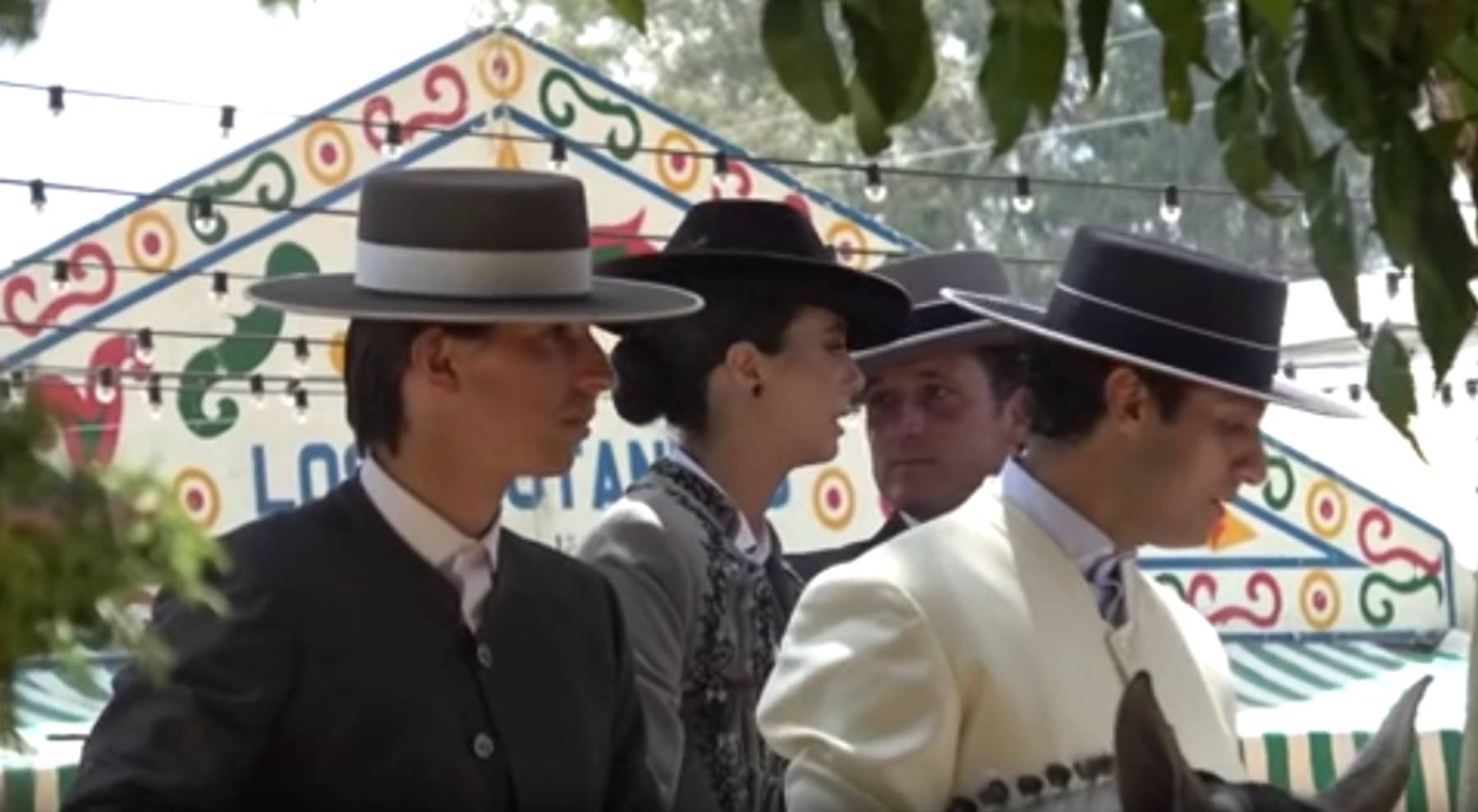 Victoria Federica junto a varios amigos en la Feria de Abril de Sevilla. (Foto: Gtres)