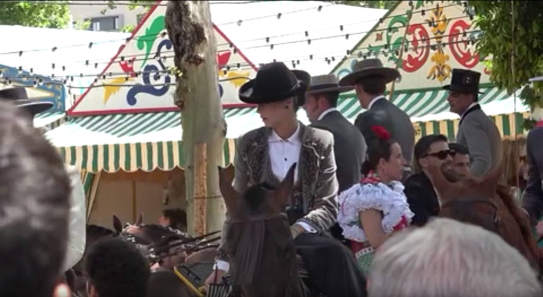 Victoria Federica junto a varios amigos en la Feria de Abril de Sevilla. (Foto: Gtres)