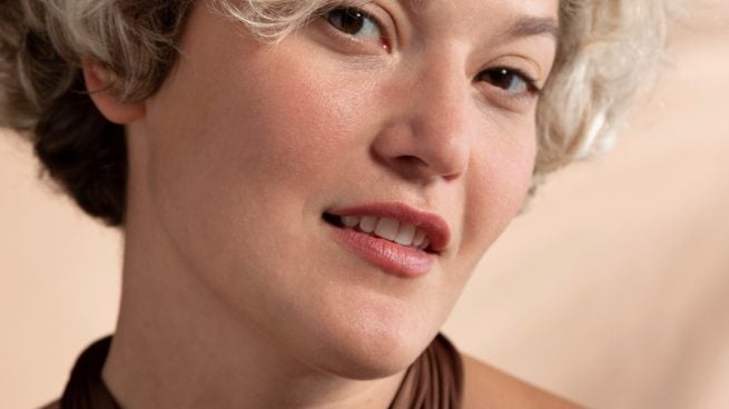 Mujer de 50 años con corte de pelo favorecedor