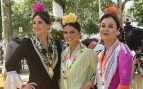 Lourdes Montes y Cayetana Rivera en la Feria de Sevilla. (Foto: Gtres)