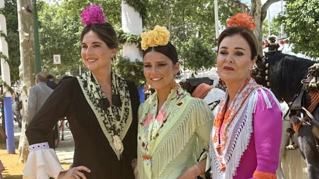 Lourdes Montes y Cayetana Rivera en la Feria de Sevilla. (Foto: Gtres)