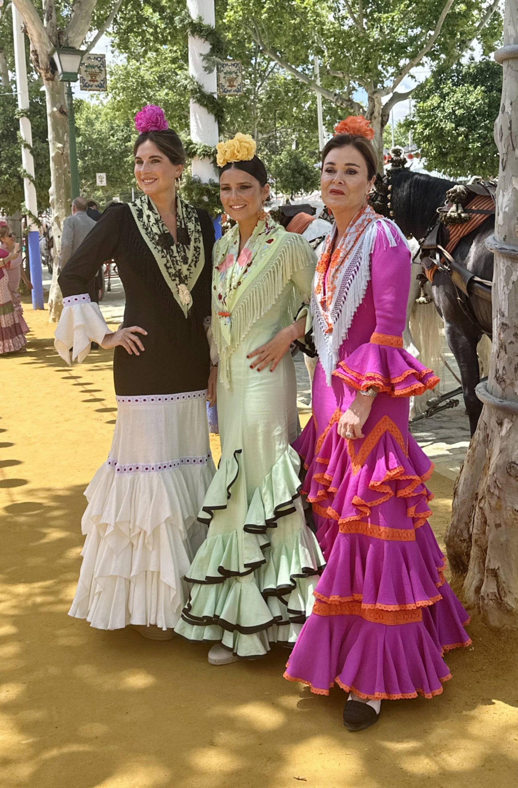 Lourdes Montes y Cayetana Rivera en la Feria de Sevilla. (Foto: Gtres)