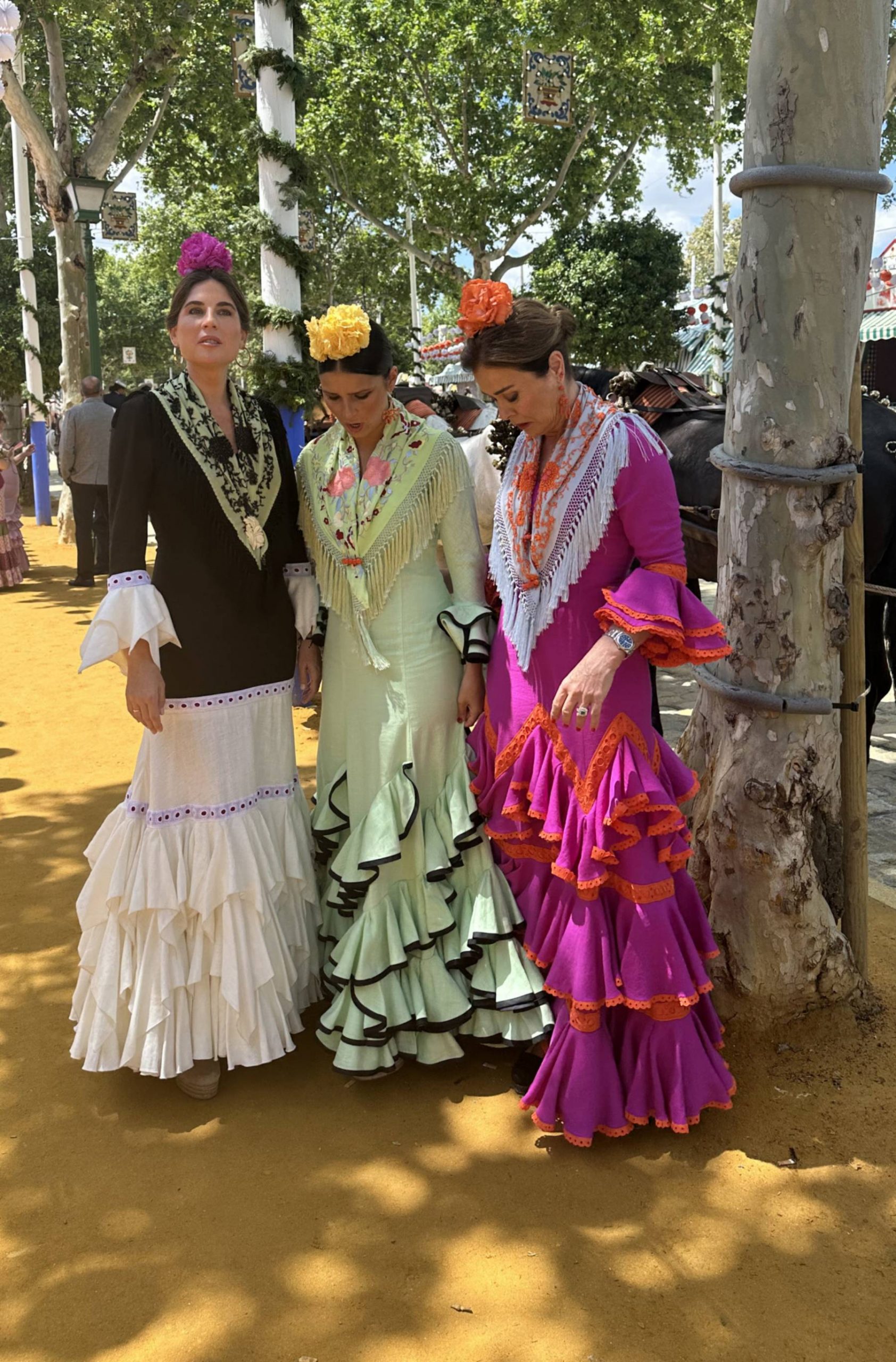 Lourdes Montes y Cayetana Rivera en la Feria de Sevilla. (Foto: Gtres)
