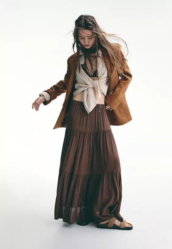 Stradivarius tiene la falda midi boho de lujo silencioso: perfecta para un look cómodo y estiloso
