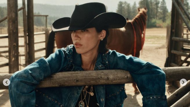 La actriz en la imagen es Kelsey Asbille, quien interpreta a Monica Dutton en la serie Yellowstone. (Foto: Redes Sociales)