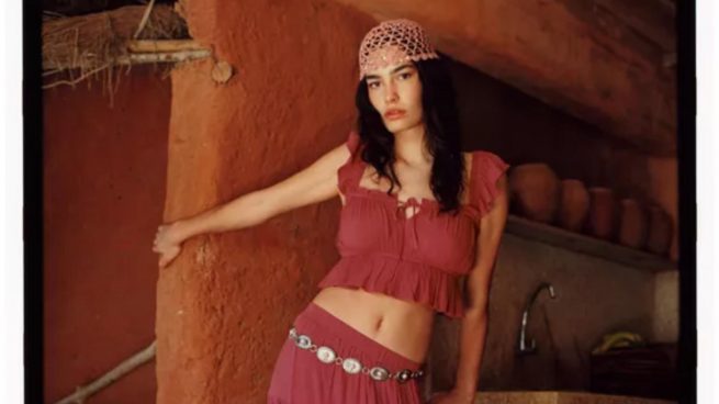 Stradivarius tiene la falda midi boho de lujo silencioso: perfecta para un look cómodo y estiloso