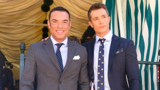 Antonio Rossi y su marido, Hugo Fuertes, en la Feria de Abril. (FOTO: GTRES)