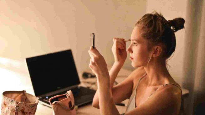 Ni corrector ni antiojeras: el sencillo truco de un experto maquillador para ocultar las ojeras al instante