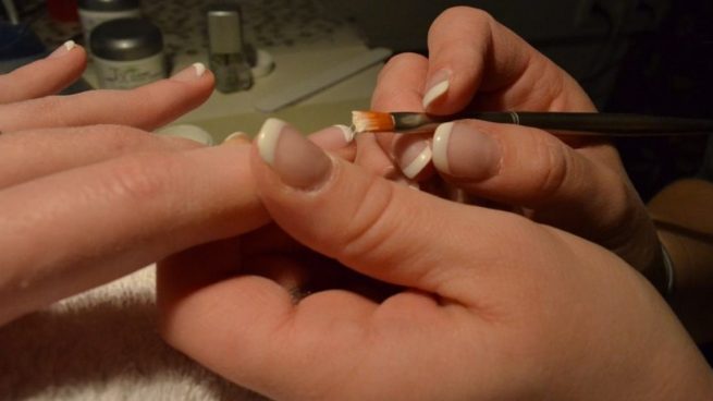 Qué significa que una mujer lleve las uñas pintadas con la manicura francesa, según la IA