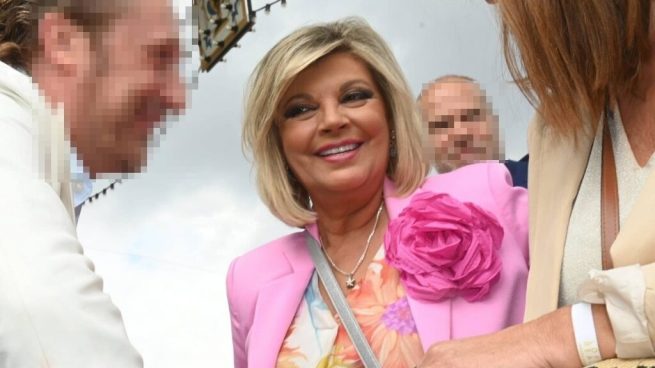 Terelu Campos reescribe las reglas en la Feria de Abril con su traje rosa
