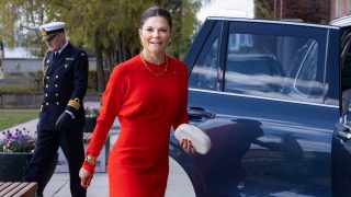 Victoria de Suecia con el bolso de Zara. (Foto: Gtres)