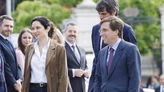 Isabel Díaz Ayuso con José Luis Martínez-Almeida. (Foto: Gtres)