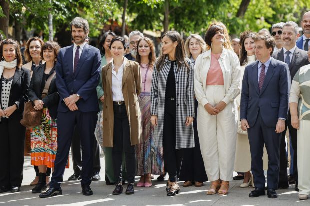 Almeida conquista Madrid: ovación en la Feria del Libro y sorpresas con la Reina Letizia
