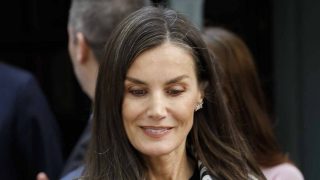 La Reina Letizia en la Cuesta Moyano. (Foto. Gtres)