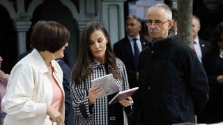 La Reina Letizia en la Cuesta de Moyano. (Foto: Gtres)