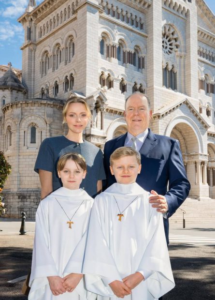 La familia real de Mónaco posa con motivo de la Primera Comunión de Jacques y Gabriella. (Foto: Gtres)