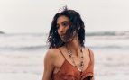 Las mujeres bajitas están obsesionadas con esta falda de Zara: versátil y favorece mucho