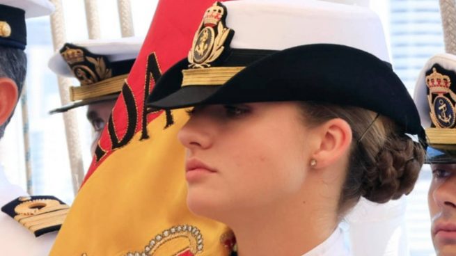 La princesa Leonor en la jura de bandera. (Foto: EFE)
