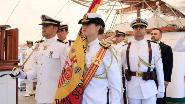 La princesa Leonor en la jura de bandera. (Foto: EFE)
