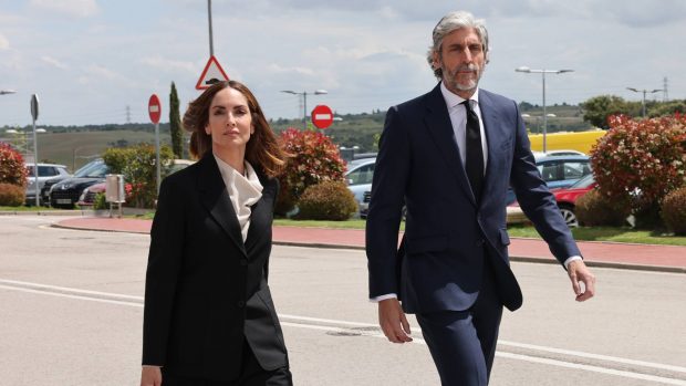 Eugenia Silva y Alfonso de Borbón en el tanatorio. (Foto: Gtres)