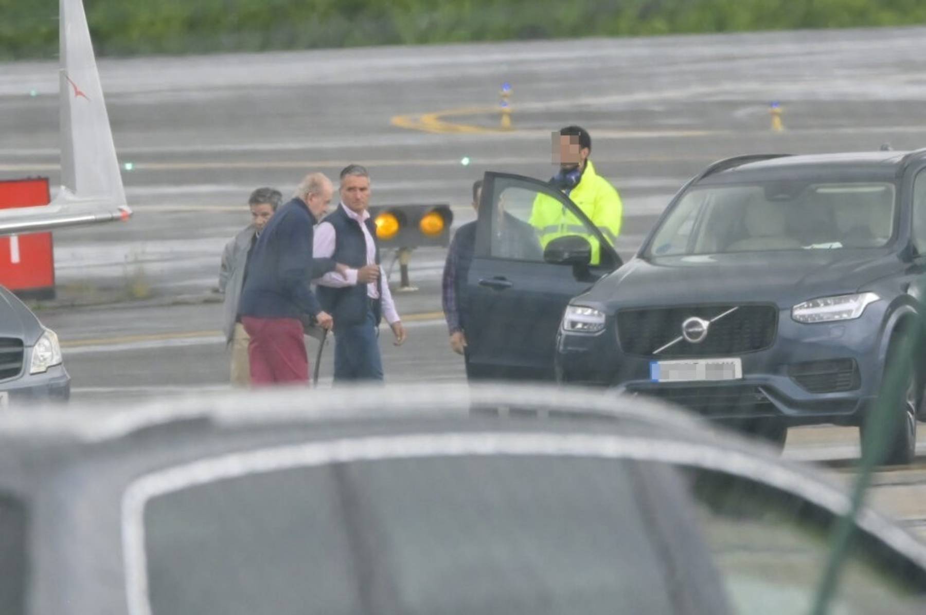 El Rey Juan Carlos I en el aeropuerto de Vigo. (Foto: Gtres)