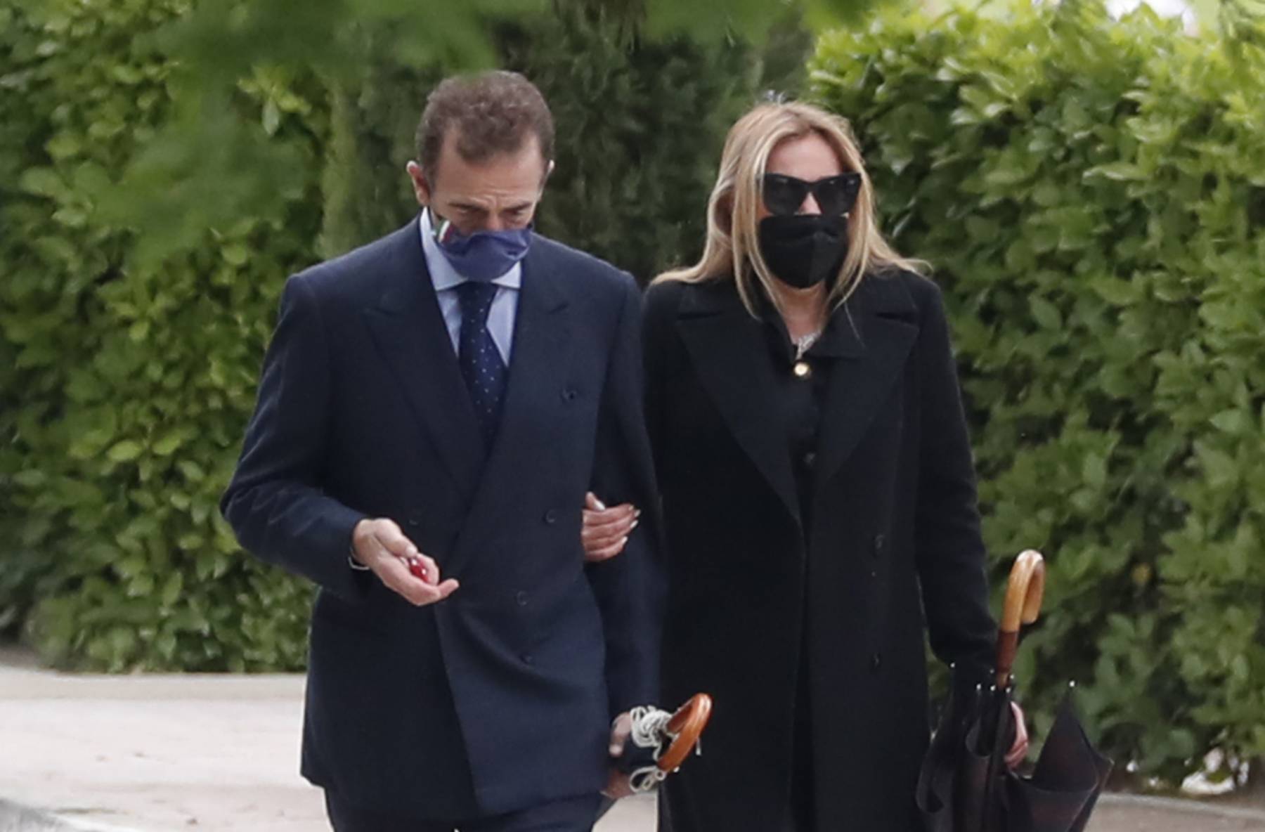 Alessandro Lequio y Ana Obregón en el funeral de su hijo. (Foto: Gtres)