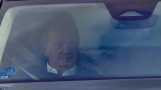 El Rey Juan Carlos I a su llegada a Sangenjo. (Foto: Gtres)
