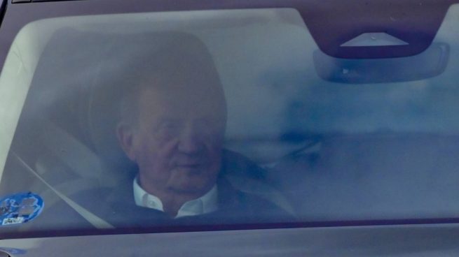 El Rey Juan Carlos I a su llegada a Sangenjo. (Foto: Gtres)