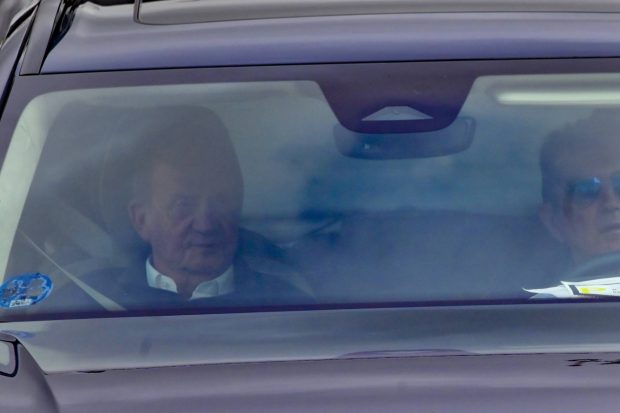 El Rey Juan Carlos I a su llegada a Sangenjo. (Foto: Gtres)